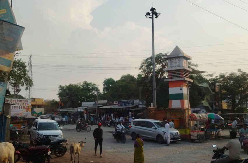  लिंगासागुर: गड़ियारा चौक पर वाहनों की अव्यवस्थित पार्किंग; पैदल चलने वालों को परेशानी!